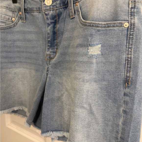 New Seven7 Light Blue Jean Weekend Short women. Size 8 medium.10” rise 5” inseam - Picture 2 of 11